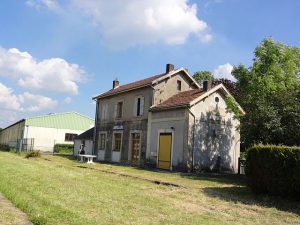 640px-Auvillers-les-Forges_(Ardennes)_Ancienne_gare_au_hameau_Mon_Idée